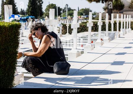 Nikosia, Zypern. Juli 2024. Eine Frau wird zwischen den Gräbern in Nikosia, Zypern, am 20. Juli 2024 gesehen. Eine Gedenkfeier fand heute anlässlich des 50. Jahrestages der türkischen Invasion statt, die seither zur Besetzung von 37 % der Insel führte, im Makedonitissa-Grab, wo die Leichen der während des Krieges getöteten Soldaten begraben wurden. (Foto: Kostas Pikoulas/SIPA USA). Quelle: SIPA USA/Alamy Live News Stockfoto