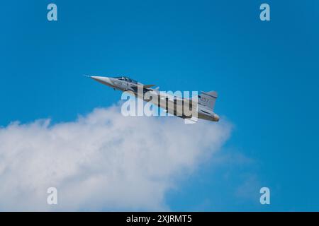 Eine schwedische Luftwaffe Saab JAS 39C Gripen, die auf einer Flugschau in der RAF Fairford auftritt Stockfoto