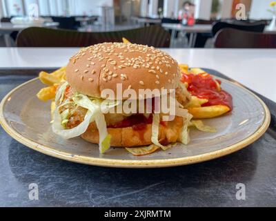 Mittagessen in einer Kantine / Betriebsrestaurant. Hamburger, Chickenburger mit Pommes Frites. // 20.07.2024 *** Mittagessen in einer Kantine Firmenrestaurant Hamburger, Chicken Burger mit Pommes frites 20 07 2024 Stockfoto