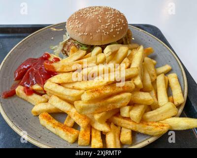 Mittagessen in einer Kantine / Betriebsrestaurant. Hamburger, Chickenburger mit Pommes Frites. // 20.07.2024 *** Mittagessen in einer Kantine Firmenrestaurant Hamburger, Chicken Burger mit Pommes frites 20 07 2024 Stockfoto