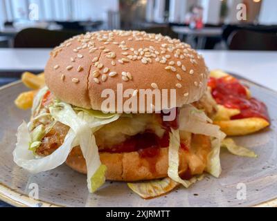 Mittagessen in einer Kantine / Betriebsrestaurant. Hamburger, Chickenburger mit Pommes Frites. // 20.07.2024 *** Mittagessen in einer Kantine Firmenrestaurant Hamburger, Chicken Burger mit Pommes frites 20 07 2024 Stockfoto