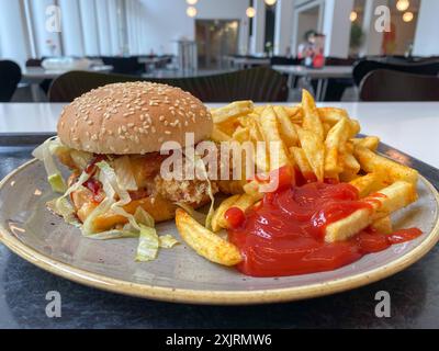 Mittagessen in einer Kantine / Betriebsrestaurant. Hamburger, Chickenburger mit Pommes Frites. // 20.07.2024 *** Mittagessen in einer Kantine Firmenrestaurant Hamburger, Chicken Burger mit Pommes frites 20 07 2024 Stockfoto