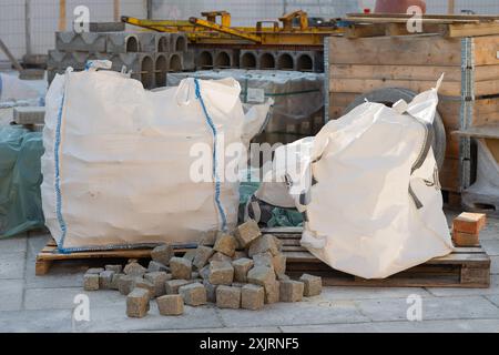 Granit Straßenpflastersteine in der Tasche auf einer Baustelle. Stockfoto