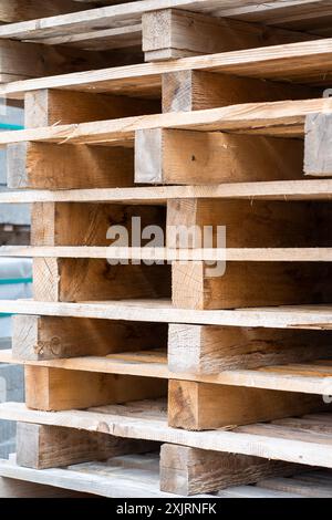 Viele gebrauchte Holzpalettenstapel auf einer Baustelle Stockfoto