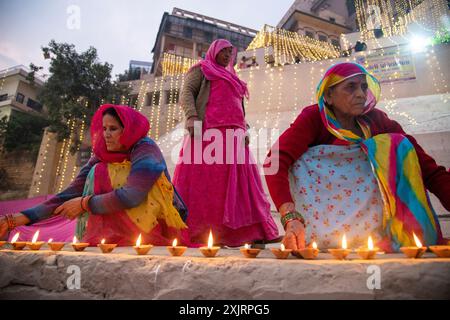 Die Gläubigen zünden Erdöllampen aus Anlass von Dev Diwali im Varanasi Ghetto an. Stockfoto