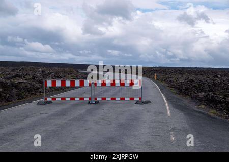 Gesperrte Straße nahe der Stadt Grindavik. Nach den letzten Vulkanausbrüchen nahe der kleinen Stadt auf der Reykjanes-Halbinsel im Südwesten Islands, wurde die Stadt evakuiert. Nur Anwohner dürfen mit entsprechender Genehmigung das Gebiet betreten. / Gesperrte Straße in der Nähe der Stadt Grindavik. Nach den jüngsten Vulkanausbrüchen in der Nähe der kleinen Stadt auf der Reykjanes-Halbinsel im Südwesten Islands wurde die Stadt evakuiert. Nur Anwohner dürfen das Gebiet mit entsprechender Erlaubnis betreten. Straßensperrung *** gesperrte Straße in der Nähe der Stadt Grindavik nach den jüngsten Vulkanausbrüchen in der Nähe von t Stockfoto