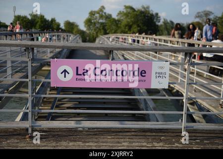 Paris, Frankreich. Juli 2024. Am 18. Juli 2024, vor der Eröffnungszeremonie der Olympischen Spiele und Paralympics 2024 in Paris, wurde in der Hauptstadt am 18. Juli 2024 um 5:00 Uhr in Kraft getreten. dort wurden Straßensperren am Ufer der seine errichtet. Foto: Karim Ait Adjedjou/ABACAPRESS. COM Credit: Abaca Press/Alamy Live News Stockfoto