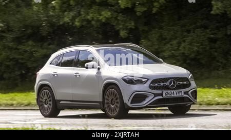 Milton Keynes, Großbritannien - 18. Juli 2024: 2024 weißer Dieselmotor Mercedes Benz GLA 220 AMG Line Auto fährt auf einer britischen Landstraße Stockfoto