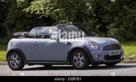 Milton Keynes, Großbritannien - 18. Juli 2024: 2013 Cabriolet Miniauto fährt auf einer britischen Landstraße Stockfoto