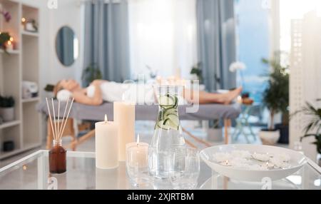 Ätherisches Öl, Kerze und Frau mit Aromatherapie im Spa für Gastfreundschaft, Behandlung oder ganzheitliche Heilung. Reed-Diffusor, Wasser und Kunde in Ruhe Stockfoto