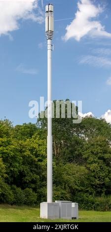 Milton Keynes, 5G-Mobilfunkmast in einer ländlichen Umgebung Stockfoto