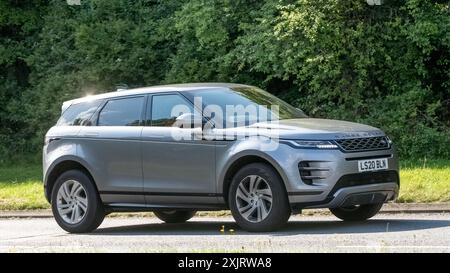 Milton Keynes, Großbritannien - 18. Juli 2024: 2020 graues Range Rover Evoque Auto auf einer britischen Landstraße Stockfoto