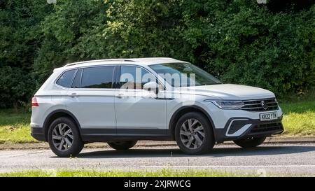 Milton Keynes, Großbritannien - 18. Juli 2024: 2022 weiße Volkswagen Tiguan Auto fährt auf einer britischen Landstraße Stockfoto