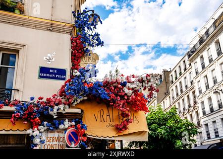 Rue Germain Pilon, eine Straße am butte of Montmartre, beliebt für ihre Restaurants und Bistros, Paris, Frankreich Stockfoto