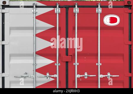 Bahrain-Flagge auf Metalltüren von Frachtcontainern im Außenbereich im Dockbereich dargestellt Stockfoto