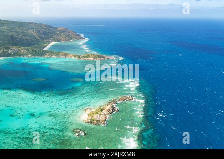 Spektakuläre Aussicht aus der Vogelperspektive auf Lizard Island am Great Barrier Reef, Queensland, Australien. Das Great Barrier Reef ist das größte Korallenriffsystem der Welt Stockfoto