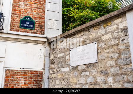 Dalidas Haus, in dem einst die französische Sängerin und Schauspielerin lebte, mit Gedenktafel in der Rue d'Orchampt, Montmartre, Paris, Frankreich Stockfoto