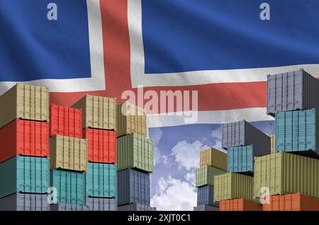 Islandflagge und großer Stapel Frachtcontainer in Docks mit Himmelshintergrund aus nächster Nähe Stockfoto