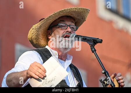 GER, Traditioneller Fischertag in Memmingen / 20.07.2024, Schrannenplatz, Memmingen, GER, Traditioneller Fischertag in Memmingen, seit 1597 findet jaehrlich der Fischertag zum Ausfischen des Memminger Stadtbaches statt. Auch dieses Jahr sprangen wieder weit ueber 1000 Teilnehmer, davon 4 Frauen, in den Memminger Stadtbach angefeuert und unterstuetzt von tausenden von Zuschauern im Bild Rede von Oberfischer Jürgen / Jürgen Kolb *** GER, Traditional Fishermens Day in Memmingen 20 07 2024, Schrannenplatz, Memmingen, GER, Traditional Fishermens Day in Memmingen, seit 1597 ist der Fishermens Day Stockfoto