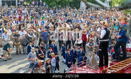 GER, Traditioneller Fischertag in Memmingen / 20.07.2024, Schrannenplatz, Memmingen, GER, Traditioneller Fischertag in Memmingen, seit 1597 findet jaehrlich der Fischertag zum Ausfischen des Memminger Stadtbaches statt. Auch dieses Jahr sprangen wieder weit ueber 1000 Teilnehmer, davon 4 Frauen, in den Memminger Stadtbach angefeuert und unterstuetzt von tausenden von Zuschauern im Bild Teilnehmer beim Fischerspruch, Rede von Oberfischer Jürgen / Jürgen Kolb *** DE, traditioneller Fischertag in Memmingen 20 07 2024, Schrannenplatz, Memmingen, DE, traditioneller Fischertag in Memmingen, Sünde Stockfoto