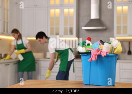 Professionelle Hausmeister, die in der Küche arbeiten, konzentrieren sich auf Eimer mit Zubehör. Reinigungsservice Stockfoto