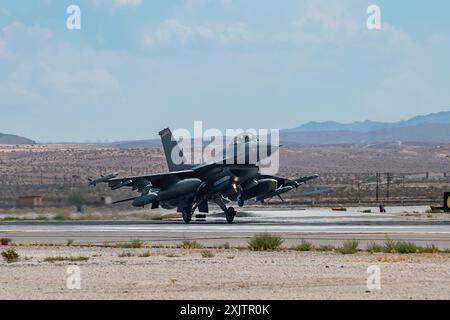 Ein F-16CM Fighting Falcon, der dem 20th Fighter Wing auf der Shaw Air Force Base in South Carolina zugewiesen ist, landet am 17. Juli 202 auf der Nellis Air Force Base in Nevada Stockfoto