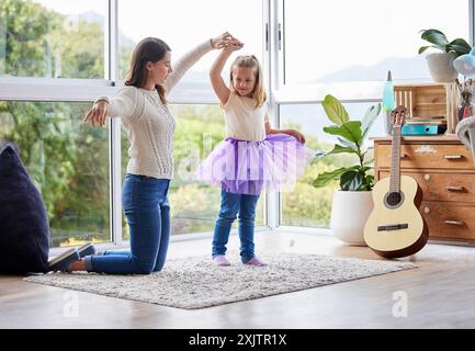 Mutter, Kind und Tanzballett zu Hause, Tutu und Liebe im Wohnzimmer oder in der Familie für Spaß miteinander verbinden. Kreativ, üben und Eltern unterstützen Stockfoto