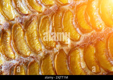 Ein Dessert aus geschnittenen Pfirsichen ist auf einem hölzernen Schneidebrett. Das Dessert ist mit Zucker bedeckt und sieht köstlich aus. Stockfoto