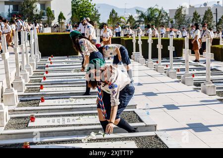 Zypern : Gedenkfeier zum 50. Invasionsjubiläum die Boyscouts hinterlassen Blumen auf den Gräbern in Nikosia, Zypern, am 20. Juli 2024. Eine Gedenkfeier fand heute anlässlich des 50. Jahrestages der türkischen Invasion statt, die seither zur Besetzung von 37 % der Insel führte, im Makedonitissa-Grab, wo die Leichen der während des Krieges getöteten Soldaten begraben wurden. Nicosia Nicosia Zypern Copyright: XKOSTASxPIKOULASx Stockfoto