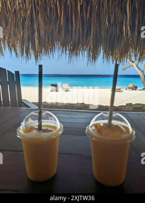 Strandbar mit Getränken und Blick auf das Meer am Strand von Curacao Stockfoto