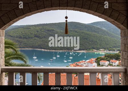 Blick vom Balkon eines Rabac Apartments an der Adriaküste des Reiseziels Istrien, Kroatien Stockfoto