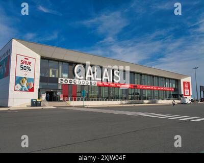 Calais, Frankreich - 12. Mai 2024: Außenfassade des großen Duty-Free-Geschäfts im Hafen von Calais in Nordfrankreich. Ein beliebter Ort für Reisen Stockfoto