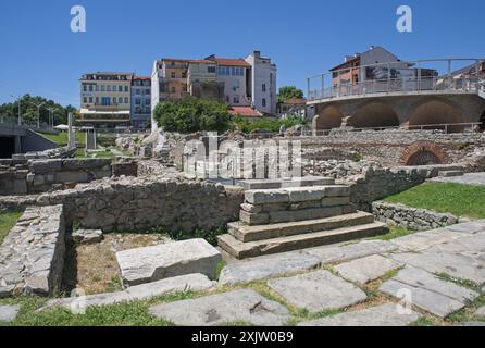 Plovdiv, Bulgarien - 30. Juni 2024: Forum Plovdiv und antike Bibliothek. Menschen, die im antiken Philippopolis spazieren gehen. Straßen und Gebäude. Lebensstil i Stockfoto