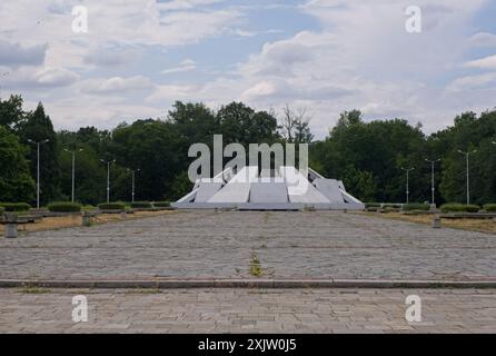 Plovdiv, Bulgarien - 3. Juli 2024: Dieses Mausoleum enthält die Überreste von 126 bulgarischen Widerstandskämpfern und Partisanen, die im Zweiten Weltkrieg getötet wurden Stockfoto