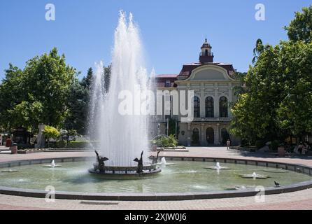 Plovdiv, Bulgarien - 30. Juni 2024: Rathaus von Plovdiv. Leute, die am sonntag im antiken Philippopolis spazieren gehen. Straßen und Gebäude. Lebensstil in der Stadt Stockfoto