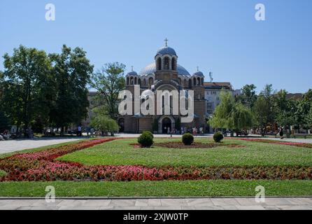 Sofia, Bulgarien - 7. Juli 2024: Sofia Orthodoxe Kirche Heilige Sieben. Leute, die am sonntag im antiken Serdica spazieren gehen. Straßen und Gebäude. Lifestyle im Stockfoto