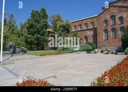 Sofia, Bulgarien - 7. Juli 2024: Sofia-Denkmal für den unbekannten Krieger. Leute, die im antiken Serdica spazieren gehen. Straßen und Gebäude. Lebensstil in der Stadt Stockfoto