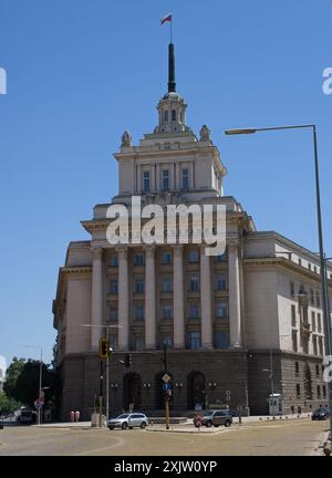 Sofia, Bulgarien - 7. Juli 2024: Nationalversammlung von Sofia. Leute, die im antiken Serdica spazieren gehen. Straßen und Gebäude. Lebensstil im städtischen A Stockfoto