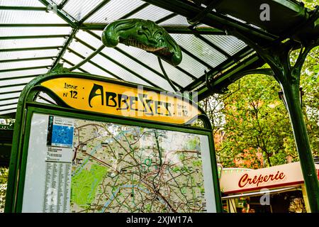 Paris Oldtimer Metro (U-Bahn) Eingangsschild für 'Abbesses Station', Jugendstilschrift von Hector Guimard, in der butte of Montmartre, Paris, Frankreich Stockfoto
