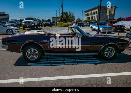 Gulfport, MS - 01. Oktober 2023: Hochperspektivische Seitenansicht eines Pontiac Firebird 400 Cabriolets aus dem Jahr 1967 auf einer lokalen Autoshow. Stockfoto