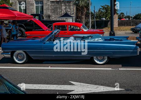Gulfport, MS - 01. Oktober 2023: Hochperspektivische Seitenansicht eines Cadillac Series 62 Cabriolets aus dem Jahr 1963 auf einer lokalen Autoshow. Stockfoto
