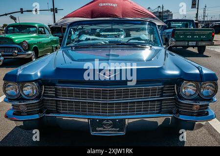 Gulfport, MS - 01. Oktober 2023: Hochperspektivische Vorderansicht eines Cadillac Series 62 Cabriolets aus dem Jahr 1963 auf einer lokalen Autoshow. Stockfoto