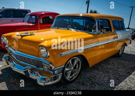 Gulfport, MS - 01. Oktober 2023: Hochperspektivische Vorderansicht einer Chevrolet Bel Air Nomad Station Wagonat aus dem Jahr 1956. Stockfoto