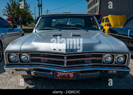 Gulfport, MS - 01. Oktober 2023: Hochperspektivische Vorderansicht des a1967 Buick GS 400 Cabriolets auf einer lokalen Autoshow. Stockfoto