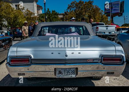 Gulfport, MS - 01. Oktober 2023: Hochperspektivische Rückansicht des a1967 Buick GS 400 Cabriolets auf einer lokalen Autoshow. Stockfoto