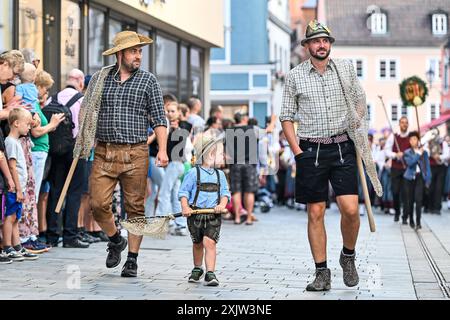 GER, Traditioneller Fischertag in Memmingen / 20.07.2024, Kramerstrasse, Memmingen, GER, Traditioneller Fischertag in Memmingen, seit 1597 findet jaehrlich der Fischertag zum Ausfischen des Memminger Stadtbaches statt. Auch dieses Jahr sprangen wieder weit ueber 1000 Teilnehmer, davon 4 Frauen, in den Memminger Stadtbach angefeuert und unterstuetzt von tausenden von Zuschauern im Bild ein kleiner Junge nimmt am Fischerzug Teil *** GER, traditioneller Fischertag in Memmingen 20 07 2024, Kramerstrasse, Memmingen, GER, traditioneller Fischertag in Memmingen, seit 1597 ist der Fishermens Day Stockfoto