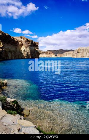 Der Nationalpark Band-e Amir in der Provinz Bamiyan in Zentralafghanistan ist berühmt für seine Kette von sechs intensiv blauen, mineralreichen Seen. Stockfoto