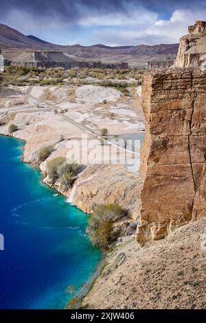 Der Nationalpark Band-e Amir in der Provinz Bamiyan in Zentralafghanistan ist berühmt für seine Kette von sechs intensiv blauen, mineralreichen Seen. Stockfoto