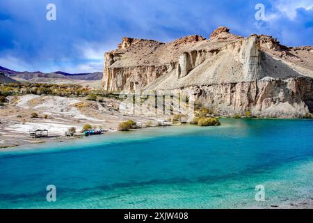 Der Nationalpark Band-e Amir in der Provinz Bamiyan in Zentralafghanistan ist berühmt für seine Kette von sechs intensiv blauen, mineralreichen Seen. Stockfoto