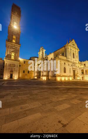 Die Kathedrale von Lecce in Apulien, Italien, während der blauen Stunde Stockfoto